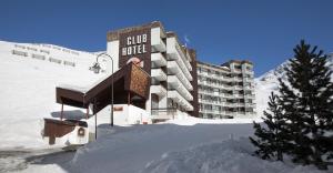 ヴァル・トランスにあるAbrineige Clubhotel Le Gypaète Val Thorensの積雪のホテルです