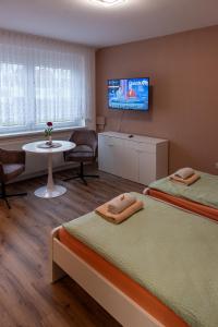 Postel nebo postele na pokoji v ubytování Top-moderne Ferienwohnung und Apartments auf früherem wunderschönen Bauernhof im Elbe-Elster-Kreis in Brandenburg bei Herzberg-Elster, Schönewalde, Holzdorf