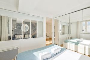 Łóżko lub łóżka w pokoju w obiekcie Bel appartement au coeur de Montorgueil