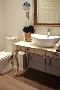 Koupelna v ubytování Hampton Court Grand Snug Sleeps 6 - Palace walk + 21 fotografií