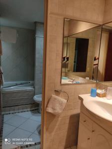 ein Badezimmer mit Badewanne, Waschbecken und Toilette in der Unterkunft Puerto Marina 2 in Buenos Aires