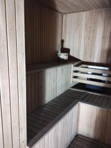 eine Sauna mit Holzwänden und -böden und einem Holzregal in der Unterkunft Puerto Marina 2 in Buenos Aires + 13 Fotos