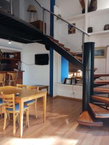 ein Esszimmer mit Tisch und Wendeltreppe in der Unterkunft Puerto Marina 2 in Buenos Aires