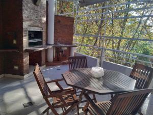 eine Terrasse mit Tisch und Stühlen auf einem Balkon in der Unterkunft Puerto Marina 2 in Buenos Aires