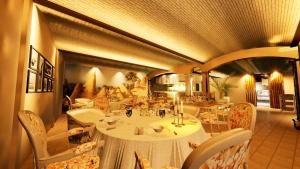 a dining room with a table and chairs at KARAT El Nogal Hotel Boutique & Spa in Escalona