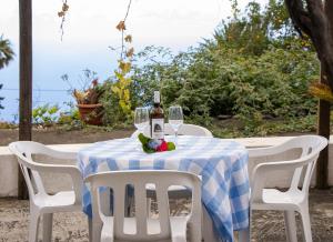 una mesa con una botella de vino y copas. en Vivienda Vacacional Finca Monterrey Mazo, en Mazo