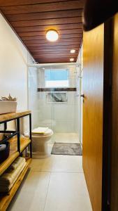 un bagno con wc e doccia in vetro di Chalé Greenfield, um charme em Campos a Campos do Jordão