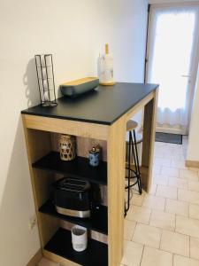 a kitchen island with a black counter top at Charmante maison de ville in Thouars
