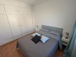 Giường trong phòng chung tại Costa Bliss