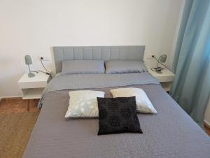 Giường trong phòng chung tại Costa Bliss