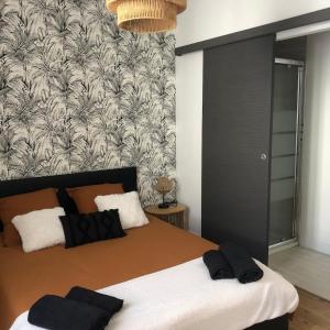 a bedroom with a bed with black towels on it at Charmante maison de ville in Thouars +20 photos