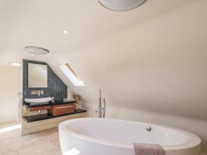 Ένα μπάνιο στο Mary Ann Villa +30 φωτογραφίες