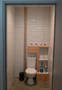 a bathroom with a toilet in a small room at Gîte Gip Enea in Saint-Étienne-de-Baïgorry