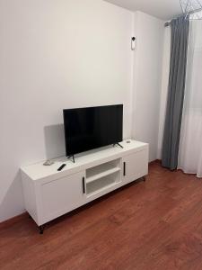 Μια τηλεόραση ή/και κέντρο ψυχαγωγίας στο Delti apartamento +2 φωτογραφίες