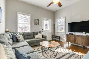 ローリーにある1 Mi to Dtwn Home with Backyard in Raleigh!のソファと薄型テレビのあるリビングルーム