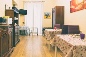 a living room with two tables and a microwave at Torrebianca in Trieste