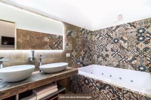 Koupelna v ubytování Palazzo San Lazzaro - Jacuzzi Rooms & Suites Lecce Selection + 37 fotografií