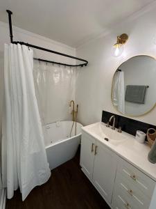 Un baño con bañera, lavabo y espejo. en The Gator's Nest, en Farmerville 8 fotos más