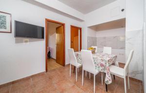 TV a/nebo společenská místnost v ubytování Cozy Apartment In Barbat Na Rabu