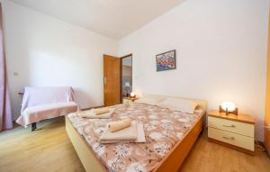 Postel nebo postele na pokoji v ubytování Cozy Apartment In Barbat Na Rabu