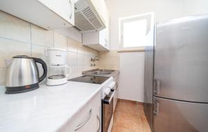 Kuchyň nebo kuchyňský kout v ubytování Cozy Apartment In Barbat Na Rabu
