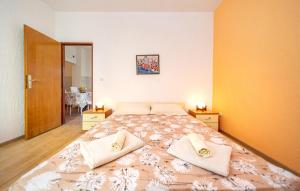 Postel nebo postele na pokoji v ubytování Cozy Apartment In Barbat Na Rabu