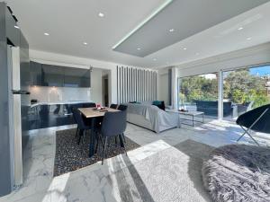 Una cocina y una sala de estar con una mesa y un sofá. en Kasaj Luxury Apartments, en Porto Rafti