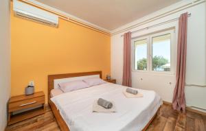 Postel nebo postele na pokoji v ubytování Cozy Apartment In Barbat Na Rabu