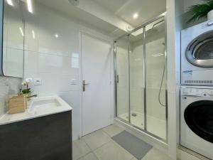 a bathroom with a sink and a washing machine at BnGo I Le Spacieux I 3 chambres, 2 salles de bain, 1 toilette, parking privé gratuit, 8 personnes, Vieux Lyon hypercentre in Lyon +52 photos