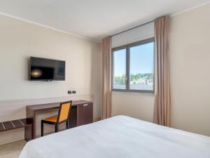 TV a/nebo společenská místnost v ubytování B&B HOTEL Settimo Torinese