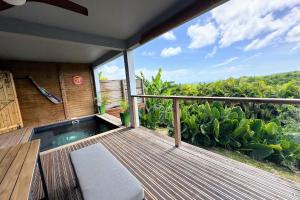 balcón con piscina profunda en un complejo en Bungalow Cosy, en Grand-Bourg