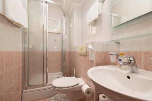 Ένα μπάνιο στο ApartHotel Villa Mozart +40 φωτογραφίες