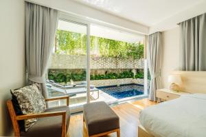 Bazén v ubytování Private Pool Residence at Surin Beach nebo v jeho okolí