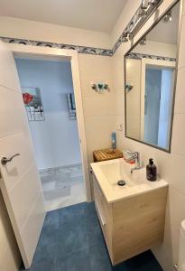 un baño con lavabo y ducha en Refugio Costero, en Calahonda