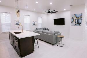 Una sala de estar con un sofá y un televisor. en Magic canal, en Nueva Orleans