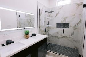 Un baño blanco con ducha y lavabo. en Magic canal, en Nueva Orleans 42 fotos más