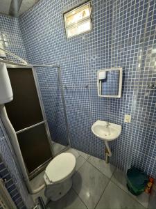 ein Badezimmer mit Toilette und Waschbecken in der Unterkunft Casa para temporada- Pq Mambucaba in Angra dos Reis + 12 Fotos