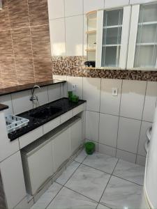 eine Küche mit Spüle und Herd in der Unterkunft Casa para temporada- Pq Mambucaba in Angra dos Reis