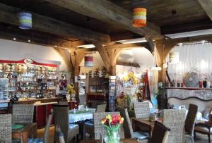 un restaurante con mesas y sillas en una habitación en Taubenhof - Gut Cadenberge, en Cadenberge