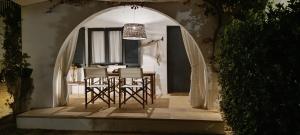 a dining room with a table and chairs in an archway at Bungalow 4 Binisafua in Binisafua