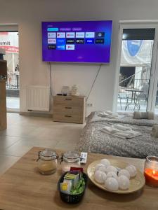 Televisyen dan/atau pusat hiburan di Apartament z dużym tarasem +69 gambar
