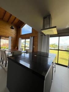 Η κουζίνα ή μικρή κουζίνα στο Casa Hortênsia - Beira da Lagoa - Laguna-SC