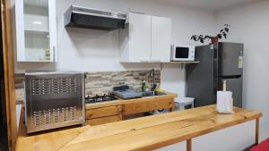 une cuisine avec un comptoir en bois et un évier dans l'établissement Arriendo de Verano 4 dormitorios, à Valparaíso 14 autres photos