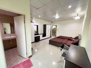 een grote kamer met een bed en een badkamer bij Jaroon House in Samutprakarn