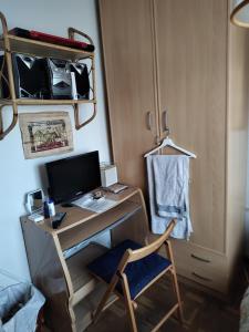 escritorio con ordenador y silla en una habitación en Habitación Privada Alameda de Osuna, en Madrid