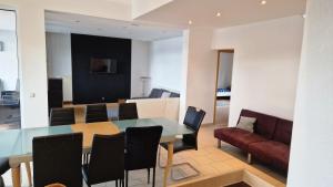 ein Esszimmer und ein Wohnzimmer mit Tisch und Stühlen in der Unterkunft 8-10 Personen Maisonette Wohnung mit 3,5 Schlafzimmern in Wörrstadt