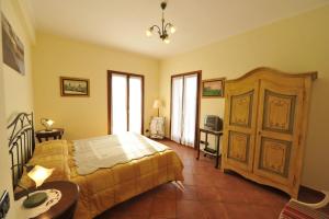 1 dormitorio con 1 cama y 1 mesa con sidra de mesa en B&B Ca' de Pippu, en Diano Castello