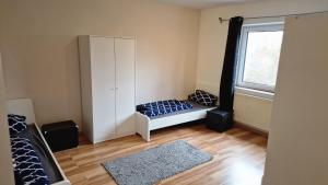 ein Schlafzimmer mit einem Bett, einem Schrank und einem Fenster in der Unterkunft 8-10 Personen Maisonette Wohnung mit 3,5 Schlafzimmern in Wörrstadt