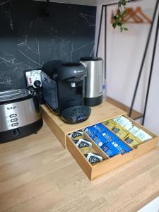 una macchinetta del caffè e una macchinetta del caffè su un bancone di Le paisible de triolo a Villeneuve d'Ascq