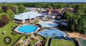 Bazén v ubytování Forest lodge nebo v jeho okolí